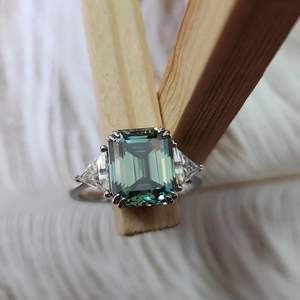 Anillo de compromiso de moissanita de tres piedras Anillo de moissanita verde 2,50 CTW Corte Esmeralda Anillo de plata esterlina de boda de diamante original - Product Image 3