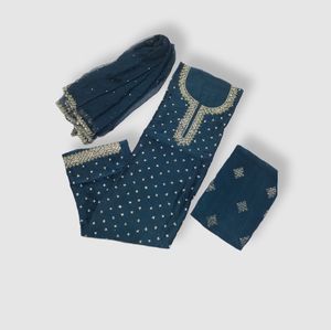 Costumes en soie pour femmes, modernes, de créateur, non cousus, brodés à la main, de haute qualité, protection solaire, mode indienne avant-gardiste - Product Image 1