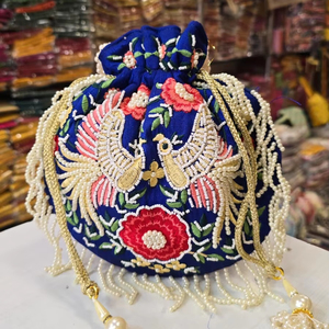 Último bolso indio 2024 con trabajo de bordado dorado pesado y borlas tejidas, bolsa Potli con lazo para mujer para regalos funcionales - Product Image 1