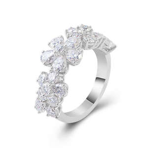 แหวนเงินแท้ 925 ประดับมอสซาไนต์ ดีไซน์ดอกไม้ ชุบโรเดียม ฝังแบบ Pave  งานออกแบบเฉพาะ  ของขวัญสำหรับงานหมั้นและงานแต่งงาน  เครื่องประดับชั้นดี - Product Image 4