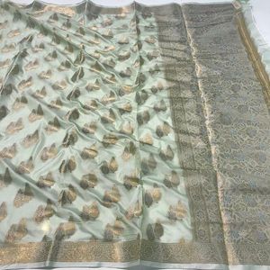 Saree de seda suave de muselina pura con diseño envolvente, combinación de oro y plata con blusa rico y completamente brocado - Product Image 4