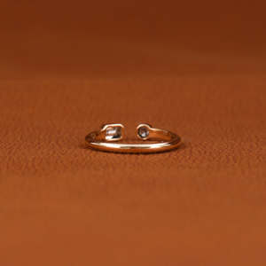 Bague de fiançailles solitaire de luxe classique en or 14 carats avec diamant de laboratoire taille émeraude et taille rond, sertie clos - Product Image 3