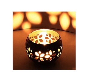 Portavelas de Metal con Forma Geométrica Moderna, Perfecto para Decoración de Interiores Contemporánea e Iluminación Cálida - Product Image 3