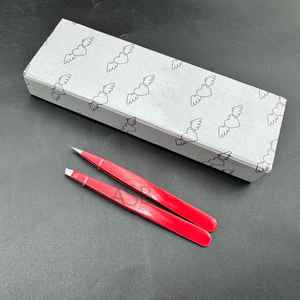 Pinzas para cejas de acero inoxidable rojo de calidad profesional Diseño puntiagudo inclinado con logotipo personalizado para uso de belleza Afilado sostenible - Product Image 2