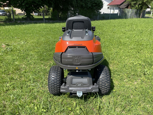 Tondeuse autoportée professionnelle Husqvarna Rider R420TsX AWD avec plateau combiné de 112 cm, moteur Kawasaki V-Twin, transmission intégrale et direction assistée - En promotion - Product Image 5