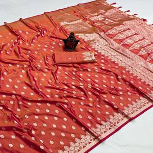 Sari de Seda Banarasi VASTRA COTTAGE con Diseño de Zari Tejido a Mano en Toda la Superficie, Pallu Rico y Blusa de Seda de Contraste Suave - Product Image 6