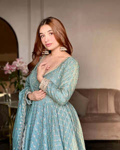 Tenue ethnique pour femme : Robe de soirée en georgette lourde brodée de sequins avec pantalon et dupatta – Robe de créateur élégante avec pantalon - Product Image 1