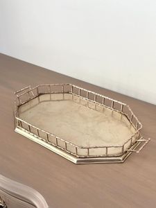 Bandeja de Servicio de Acero Inoxidable de Diseño Real con Acabado Dorado Antiguo, Ideal para Arreglos de Comedor Elegantes - Product Image 2