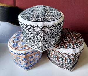 Vente en gros Musulman Hommes Kufi Chapeau AMN102 Omani Style Crâne Cap Bonnet Islam Prière Chapeaux (52,54,56,58cm couleur personnalisée) de BD - Product Image 5