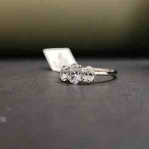 Elegante Anillo de Compromiso de Moissanita con Tres Piedras, Corte Ovalado, Oro Sólido de 18 Quilates, Acero Inoxidable, Certificado IGI, para Regalo de Cumpleaños - Product Image 3