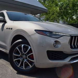 NEATLY UTILISÉ 2017 Mas-e-r-a-t-i Levante 3.0L AWD - Product Image 1