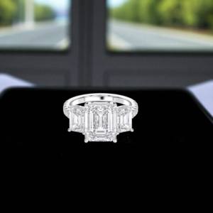 E-F/VVS-VS 7.30 carats (centre 5.00CT) bague luxueuse en moissanite émeraude et diamant taille ronde fabriquée en platine pour elle - Product Image 5