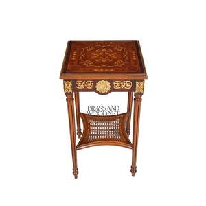 Table d'appoint carrée de luxe à deux niveaux avec incrustation florale en marqueterie et accents en laiton doré orné pour une décoration d'angle classique de la maison - Product Image 1