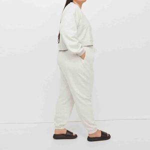 Conjunto de sudadera y pantalones de chándal cálidos personalizados de fabricante OEM suave y acogedor de alta calidad de algodón y poliéster para mujer - Product Image 2