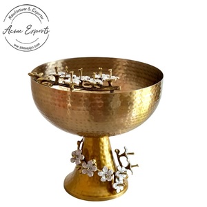 Grand bol en aluminium fini or fabriqué à la main indien avec branche florale utilisé pour le service et l'affichage de la décoration de Table centrale - Product Image 1