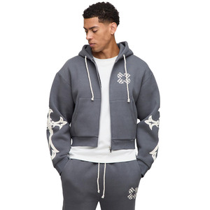 ชุดกีฬาผู้ชายสีเทาเสื้อมีฮู้ดแบบซิปลายกราฟิกมีซิปเสื้อครอปพร้อมกางเกงขาบานผ้าฟลีซชุดสตรีทแวร์เนื้อนุ่มระบายอากาศได้ดี - Product Image 3