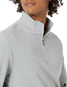 Hecho para la comodidad, esta sudadera con media cremallera para hombre es una pieza versátil que puedes usar para relajarte, hacer recados o ponerte capas sobre la marcha. - Product Image 4