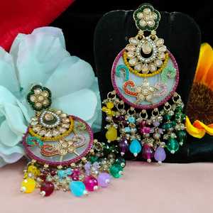 Boucles d'oreilles pendantes modernes colorées avec des pierres Kundan scintillantes Bijoux traditionnels Twist perles suspendues et perles multicolores - Product Image 1