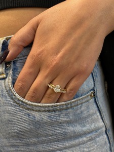 Anillo de Compromiso Solitario con Diamante Cultivado en Laboratorio de Corte Ovalado de 1.55 Quilates con Halo Oculto, Conjunto con Anillo de Bodas Redondo y Marquise a Juego, Oro de 18K - Product Image 3