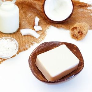 Savon de coco hydratant et éclaircissant pour la peau, fait à la main, vegan, de qualité supérieure, couleur blanche, prix raisonnable - Product Image 2