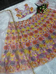 Traje de Novia Lehenga Choli de Tela Suave con Bordado y Lentejuelas, Compra en Línea, Proveedor de India de Surat, Moda Femenina - Product Image 4