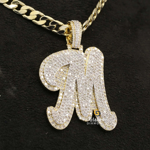 Pendentif Hip Hop unique entièrement glacé avec des diamants ronds de laboratoire en or jaune 10kt taillés en brillant - Product Image 3