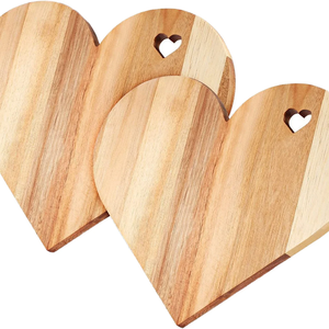 Planche à découper en forme de cœur en bois naturel de haute qualité, fabriquée à la main par les meilleurs artisans |   Planche à découper de cuisine en bois massif durable - Product Image 1