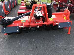 Nouveau Cultivateur Rotatif Agricole Rouge 7 CV 4 Rangées Haute Productivité avec Boîte de Vitesses, Composants Essentiels et Garantie 5 Ans, Distributeur de Semences et Pulvérisateur - Product Image 1