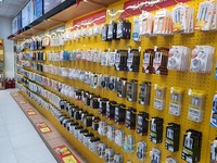 Crochets d'affichage pour accessoires de téléphonie mobile en acier inoxydable chromé durable, fabriqués en usine OEM au Vietnam (capacité réglable de 9,9 lb)