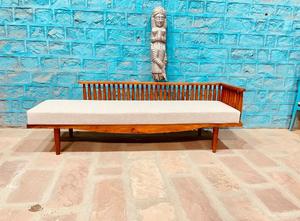 Sofá Cama Ercol de Estilo Moderno de Mediados de Siglo, Tres Plazas, Material de Madera Resistente para Centros Comerciales, Hoteles y Escuelas - Product Image 4