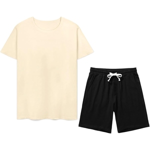 Ensemble T-shirt et short athlétique noir ton sur ton, confortable pour le quotidien, style activewear tendance - Product Image 1