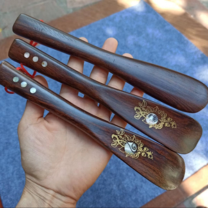 Rehausseur de chaussures en bois de luxe élégant, conçu avec une finition de haute qualité pour un confort quotidien et un style moderne - Product Image 1