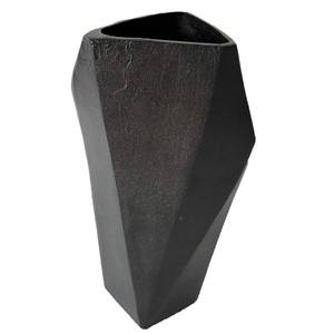 Vase à facettes en fonte d'aluminium noir charbon de bois fait à la main décor à la maison pièce d'accent décorative design intérieur contemporain moderne - Product Image 3