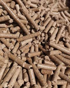 Granulés de bois certifiés 6mm Briquettes et motifs de bâtons Sciure de bois de chauffage dans un emballage en sac. - Product Image 3