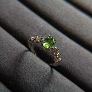 Anillo de boda de piedra de peridoto natural, Banda Clásica de corte ovalado minimalista de Plata de Ley 925 para regalo de compromiso, fiesta, venta al por mayor a granel - Product Image 3