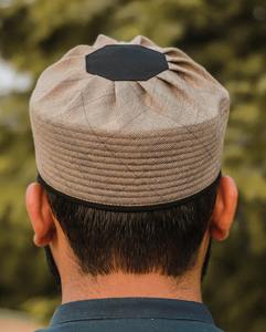 Gorro de Oración Musulmán Ligero y Transpirable para Hombre, Color Gris Claro Sólido con Parte Superior Redonda Negra, para Uso en la Oración del Jummah, Impermeable, para Deportes Diarios - Product Image 2