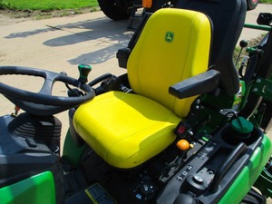 Tracteur John Deere série 1 avec chargeur frontal et attache tondeuse, vert et jaune, matériel agricole - Product Image 2