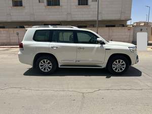 2019 pour SUV modèle GCC d'occasion, transmission intégrale, intérieur clair, sièges en cuir, moteur 8L, pneus R20, régulateur de vitesse adaptatif automatique, conduite à gauche - Product Image 6