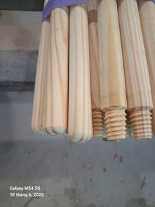 Bâton de balai en bois de pin de haute qualité-Extrémité filetée et pointe arrondie - Product Image 5