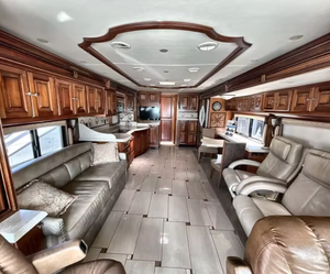 Oferta Especial: Autocaravana Usada en Excelentes Condiciones, Modelo 2011 T-i-f-f-i-n A-l-l-e-g-r-o B-u-s 40QXP, Remolque de Viaje - Product Image 2