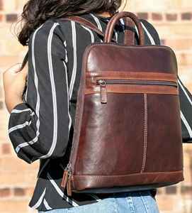 Sac à dos pour ordinateur portable vintage en cuir véritable marron, résistant à l'eau, grande capacité, pour femmes, bandoulière arquée, sac à dos fin pour la journée - Product Image 2