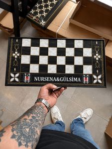 DAFNI BIG PAZAR Échiquier en bois personnalisé avec noms gravés, design de luxe fait main imprimé en typographie, provenant d'Istanbul - Product Image 3