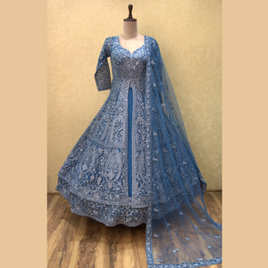 Vestido occidental de moda Yale Blue Indo en red suave con intrincado Dori y bordado de lentejuelas para todas las ocasiones al por mayor de La India - Product Image 2