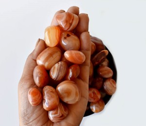 Piedras de Ágata Sulemani Roja de Alta Venta, 1 kg, Pulimentadas, Naturales, Cristales Curativos para Decoración y Meditación - Product Image 1