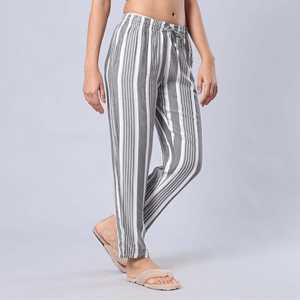 Pantalon de pyjama Evolve pour femme en coton super doux imprimé, coupe décontractée avec poches, en tissu popeline de laine tissée pour la maison - Product Image 1