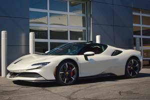 Ferrari SF90 Coupé de 2021 Usado con Poco Uso Volante a la Izquierda Motor Turbo Tracción AWD Asientos de Cuero Interior Oscuro Neumáticos R18 - Product Image 4
