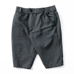 HT07 Pantalones cortos informales para hombre hechos de tela transpirable duoi con diseño de cintura con botones que brindan comodidad y facilidad para el uso diario de verano - Product Image 4