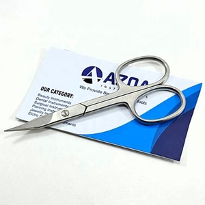 Ciseaux de beauté courbés fins en acier inoxydable pour une coupe précise des sourcils, le façonnage des poils du visage et la coupe des cuticules - Product Image 1