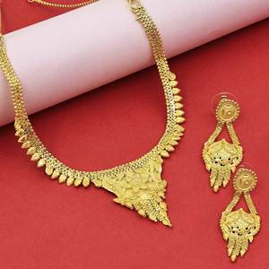 Conjunto de joyería chapado en oro de 14K 18K 24K de moda al por mayor, collares de diseño tradicional, collares cortos de latón con relleno de oro. - Product Image 1