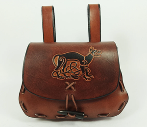 Bolso grande hecho a mano de cuero perforado marrón, botón de cuerno único, moda Vintage, Edad Media, perro celta inspirado en vikingos - Product Image 4